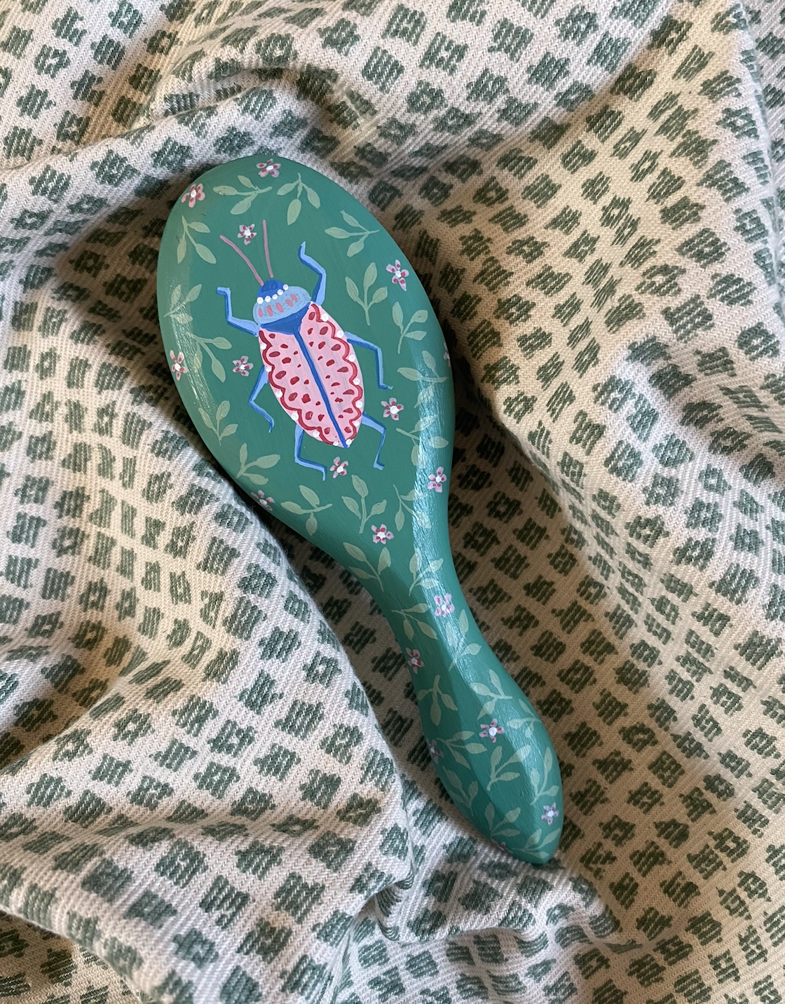 Small hand-painted hairbrush - Pink Beetle