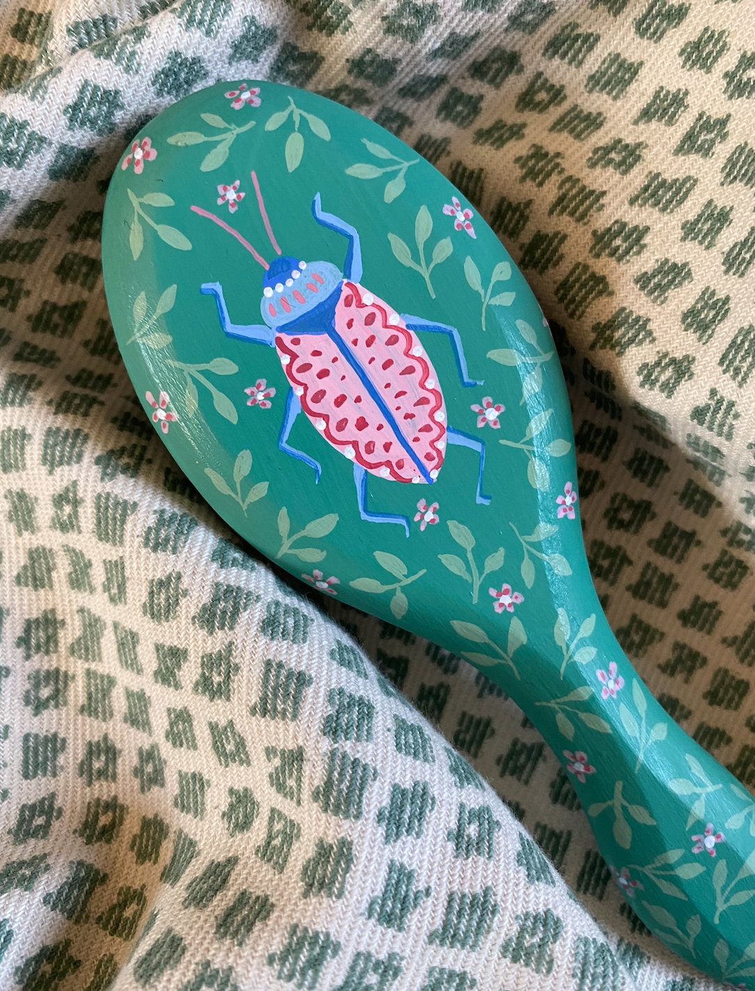 Small hand-painted hairbrush - Pink Beetle