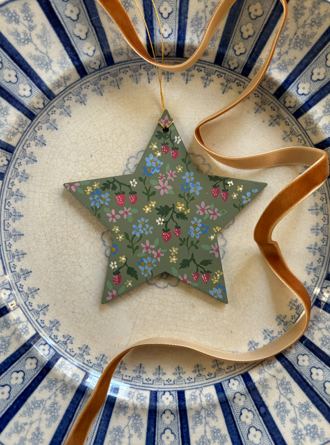 Star ornament/gift tag - strawberry field