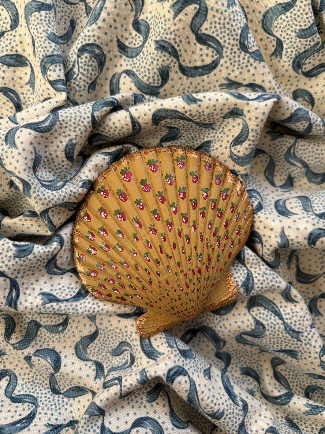 Small hand-painted Scallop Shell - Strawberry